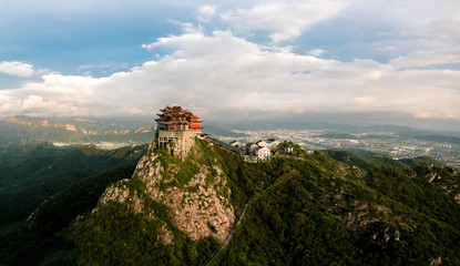 浙江臺州溫嶺市的樓旗尖,是當地地標性建筑,被稱為小布達拉宮。當天爬到山頂,無人機頻頻被鷹騷擾,差點被叼走,還好有驚無險,可惜還是錯過了最美的朝霞。